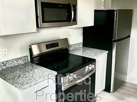 4th image of 200 Solomon St APT 2