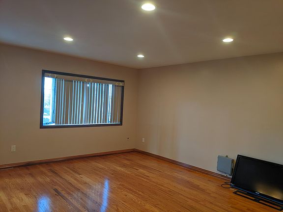 5th image of 405 Bradley Ave