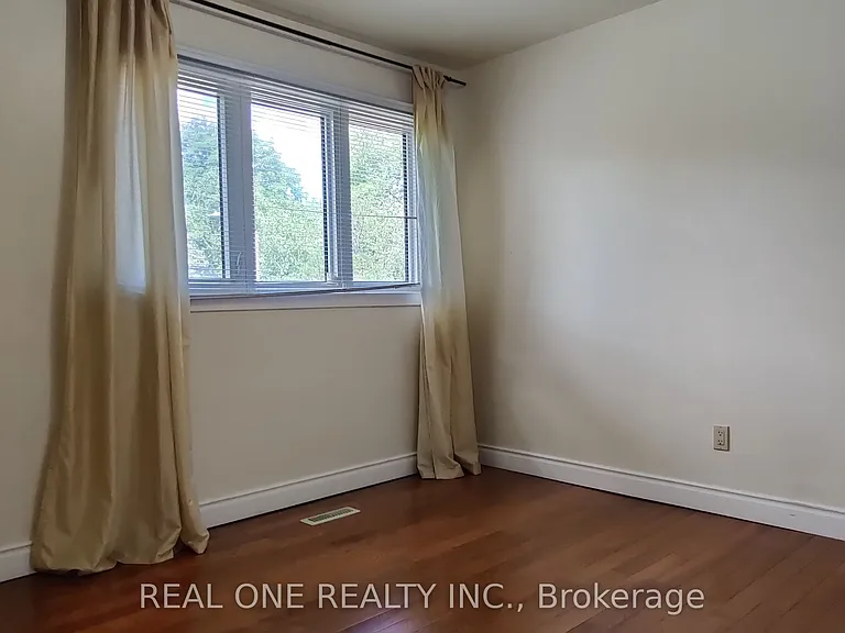 72 Liebeck Cres — Photo 14