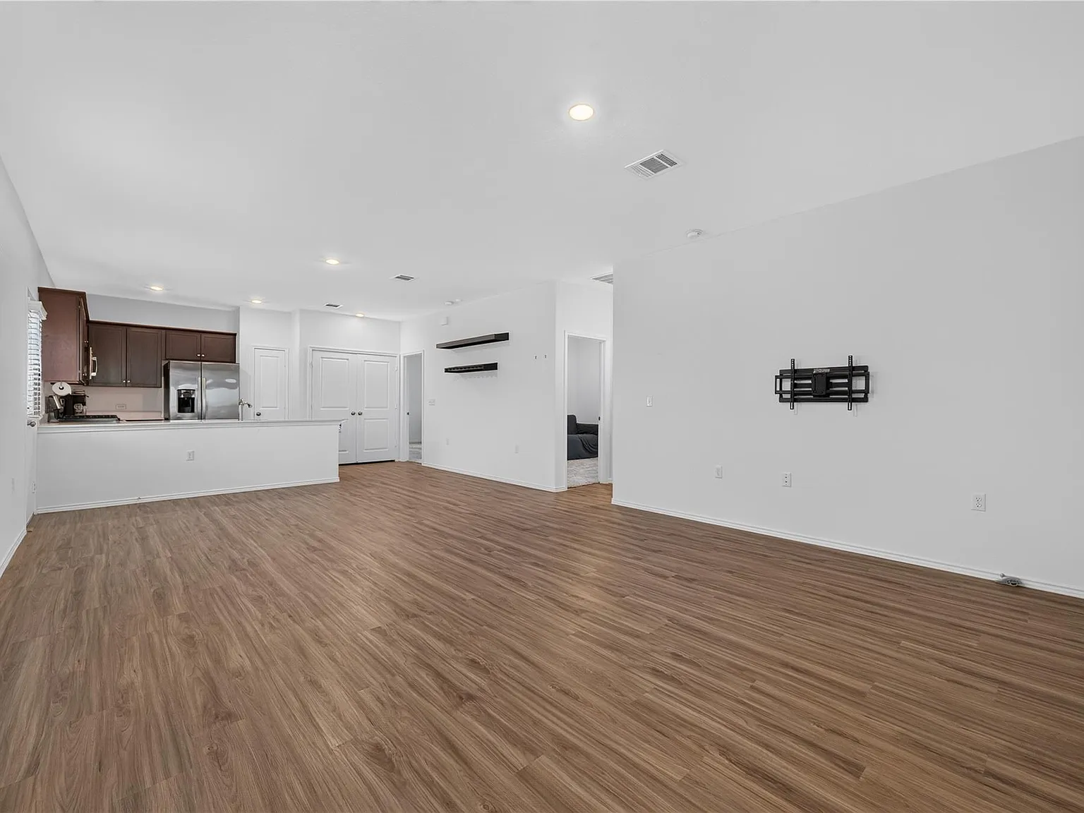 3 bed, 2.0 bath, 1266 sqft, $2,000 — Photo 4