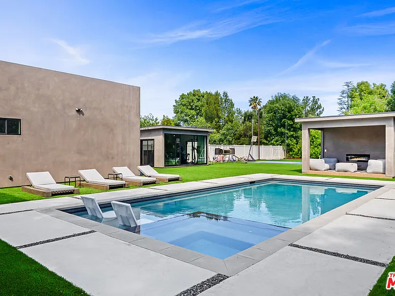 5826 Corbin Ave — Photo 32
