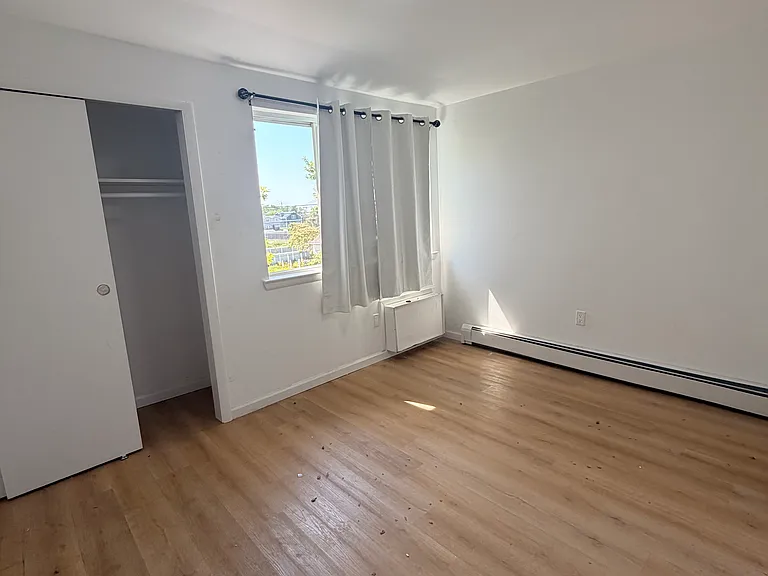 561 Quincy Ave — Photo 7