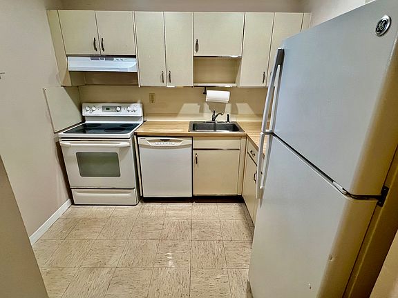4th image of 11301 SW 200th St #305-C