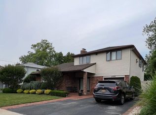 2105 Holland Way, Merrick, NY 11566