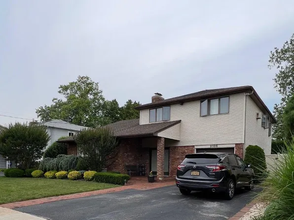 2105 Holland Way, Merrick, NY 11566