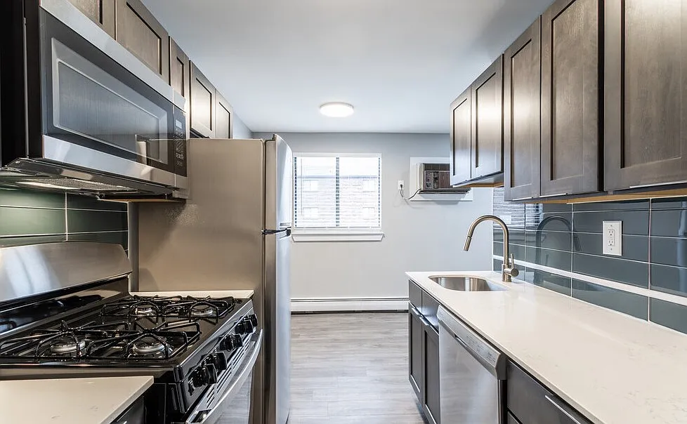 St. Laurent Apartments — Photo 2