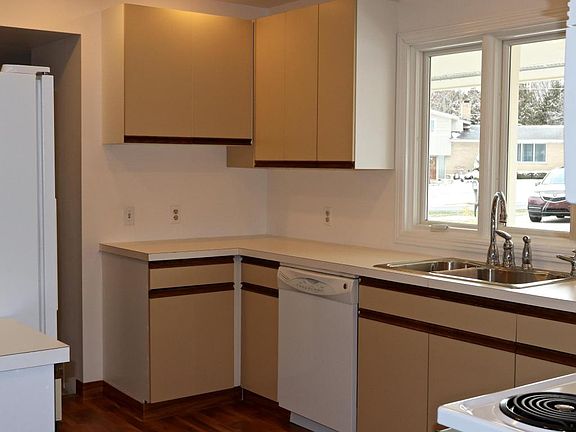 4th image of 940 Carpenter Ave NW