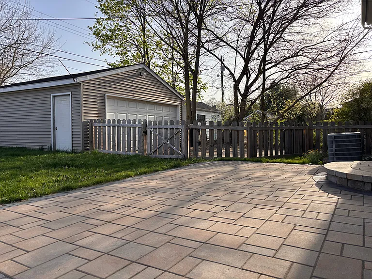 1340 E South St — Photo 30
