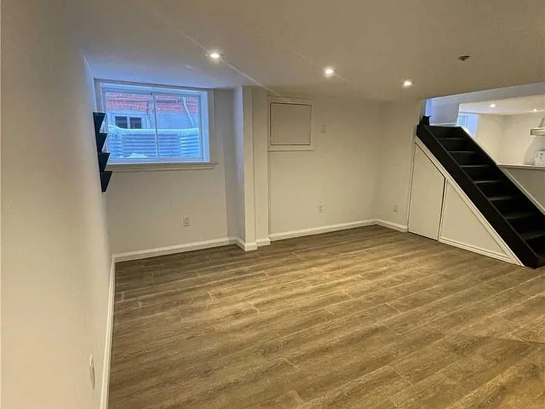 24 Strathgowan Ave #LOWER — Photo 11