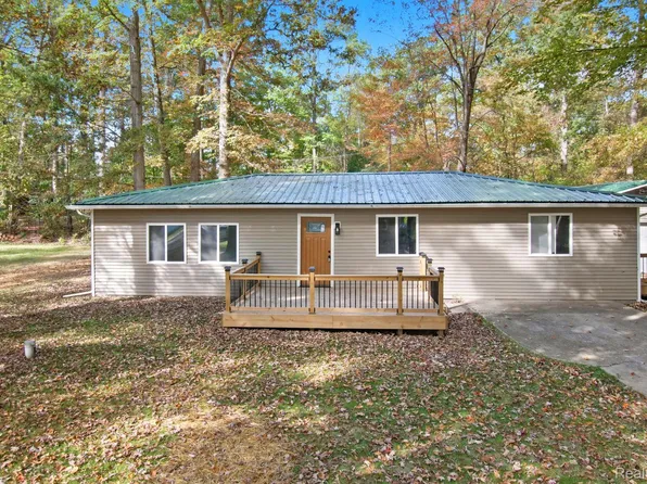 631 Pine Dr, Columbiaville, MI 48421