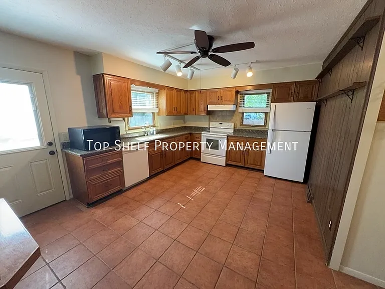 3215 44th St — Photo 3