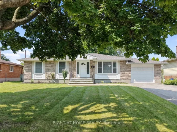 43 Monarch Park Dr, Saint Catharines, ON L2M 3K8