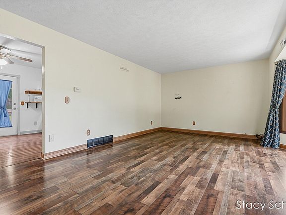 5th image of 715 E Lincoln St