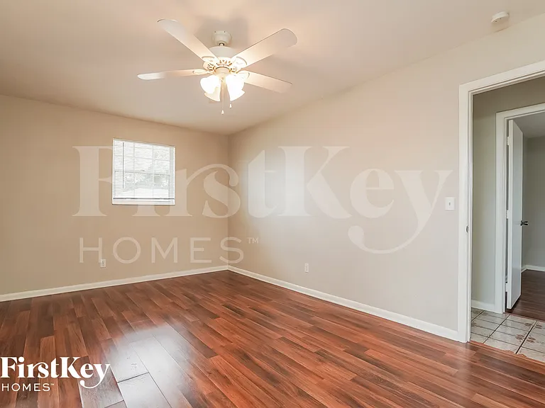 432 SW 37th Ter — Photo 9