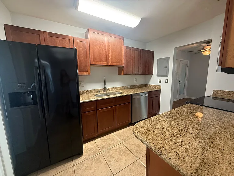 975 North Village Dr — Photo 4