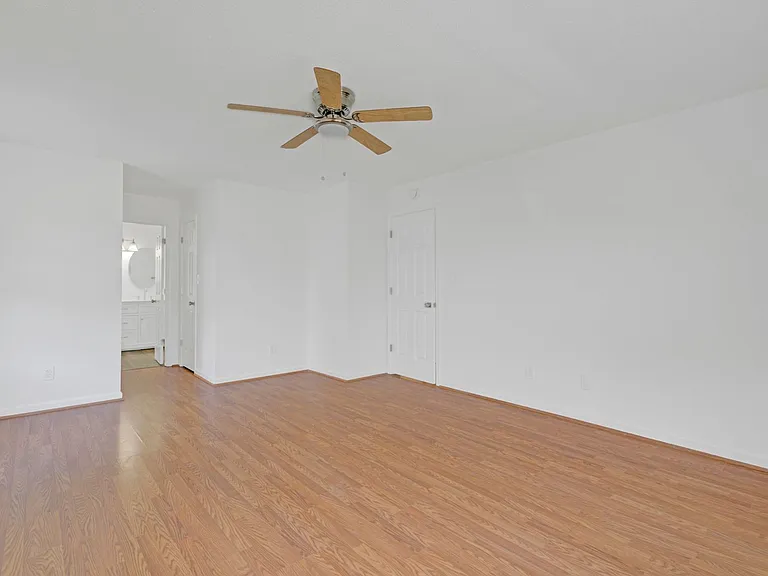 453 Waverly Pl — Photo 14