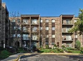 625 W Huntington Commons Rd APT 306, Mount Prospect, IL 60056