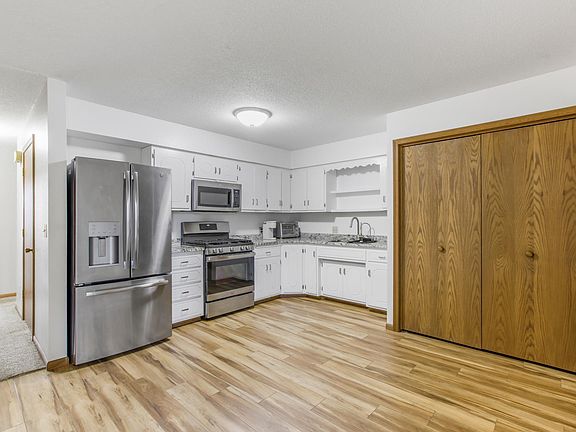 5th image of 381 Spruce St