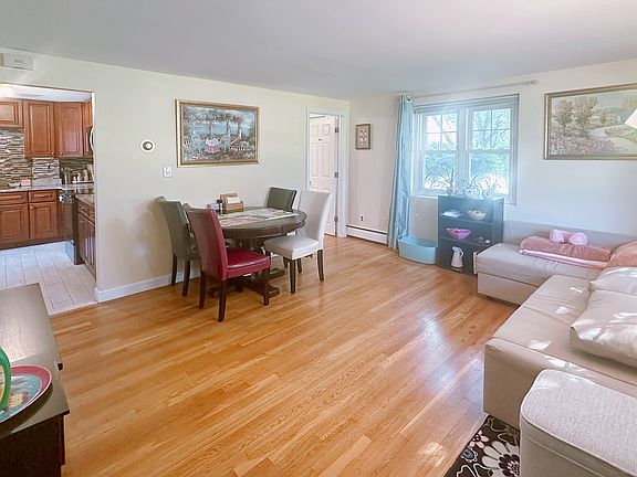 2nd image of 14 Emerson Gardens Rd #14