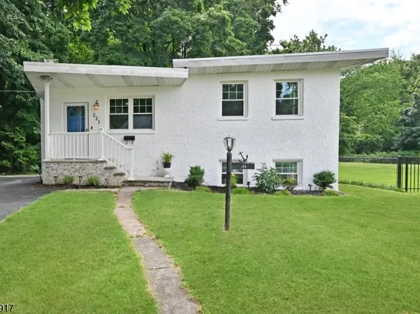 221 Lakeview Dr, Ridgewood Village, NJ 07450