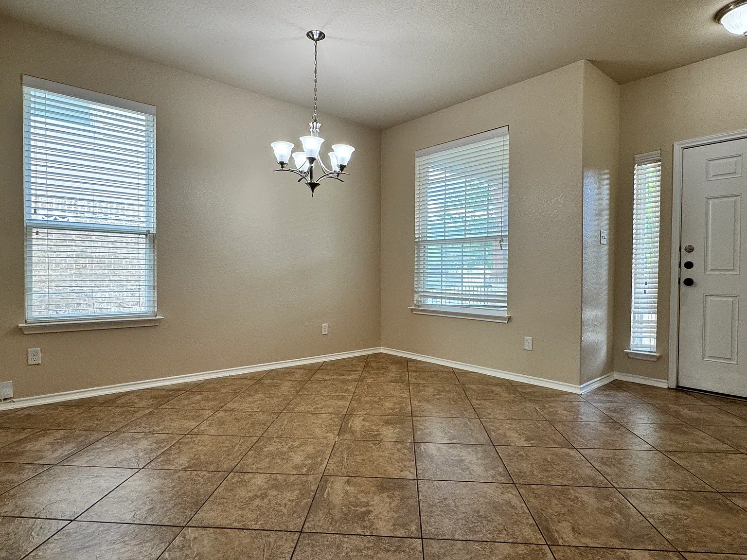 4 bed, 2.5 bath, 2710 sqft, $2,050 — Photo 4
