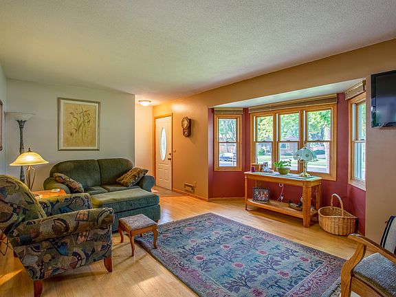 4th image of 335 Sunrise Ln N