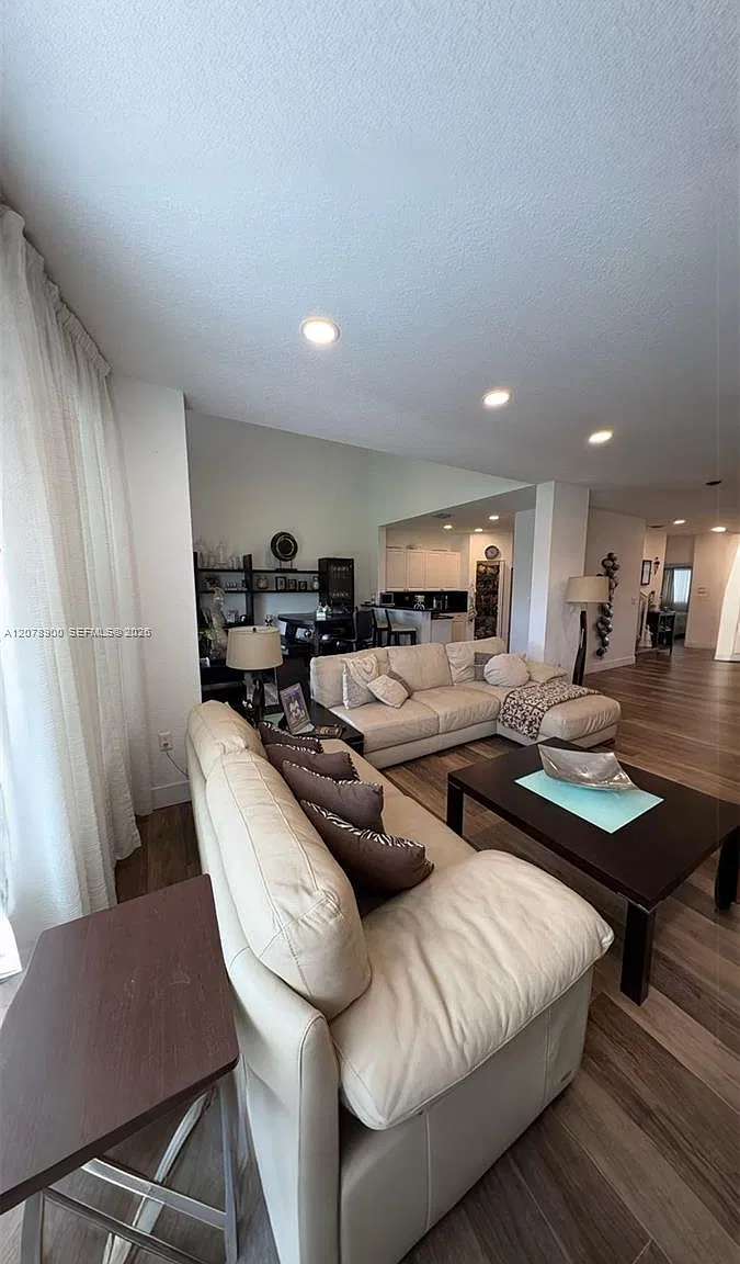 3 bed, 2287 sqft, $6,500 — Photo 2