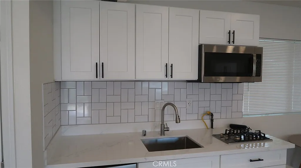 Studio, 400 sqft, $2,700 — Photo 3
