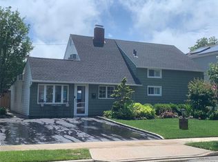12 Wander Ln, Wantagh, NY 11793