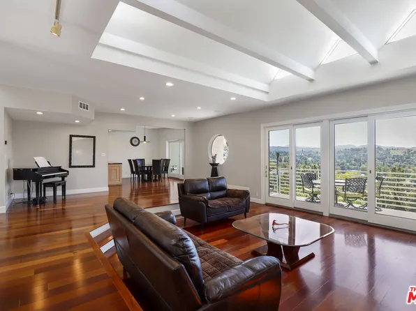 5045 Calatrana Dr, Woodland Hills, CA 91364