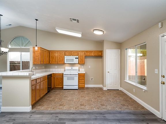 3rd image of 743 Willow Lake Way