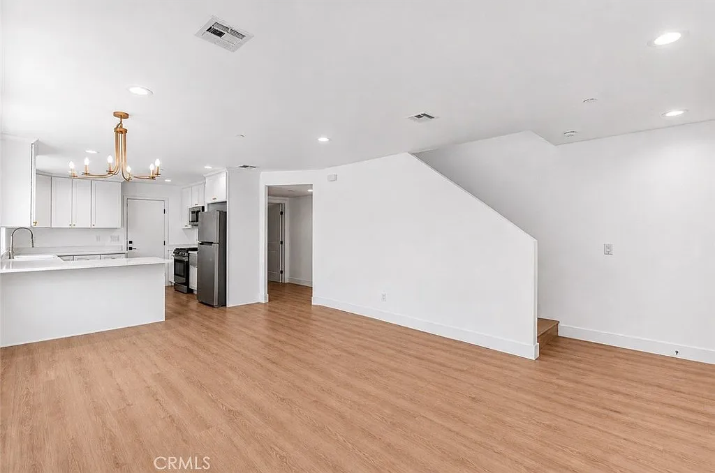 3 bed, 2.5 bath, 1377 sqft, $3,100 — Photo 3
