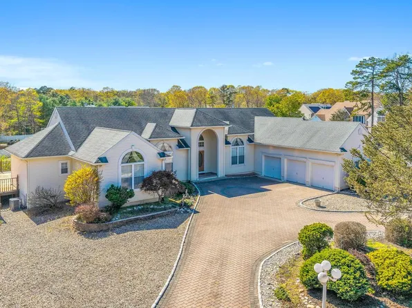 199 Royal Oaks Dr, Waretown, NJ 08758
