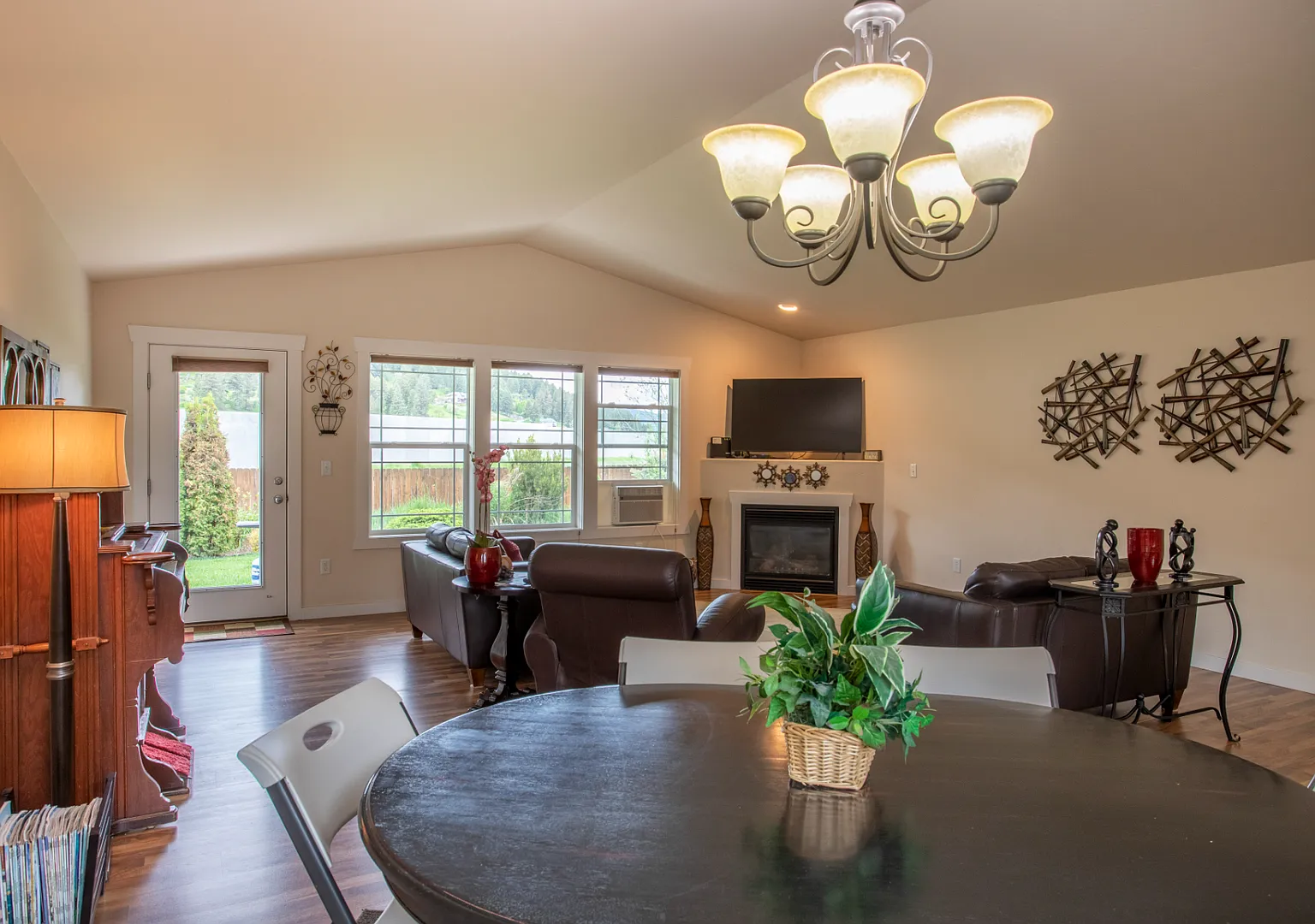 1900 Teal Dr - Fully Furnished Home Available ONLY October 2026 - May 2027 — Photo 2