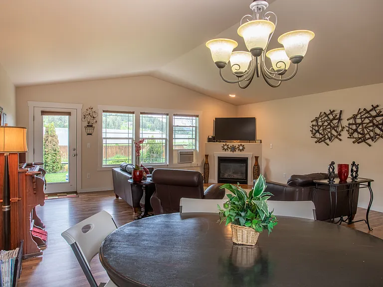1900 Teal Dr — Photo 2
