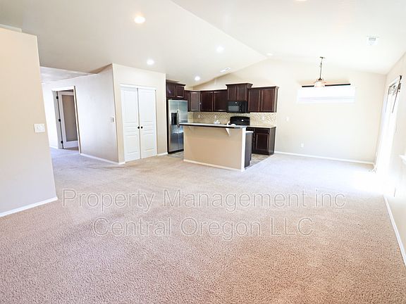 5th image of 607 SE Gleneden Pl