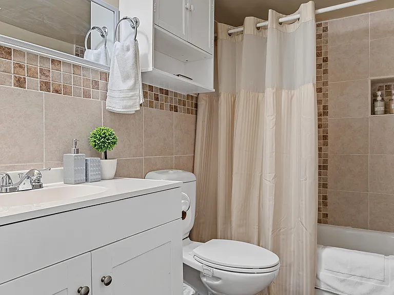 101 NE 4th St #3 — Photo 9