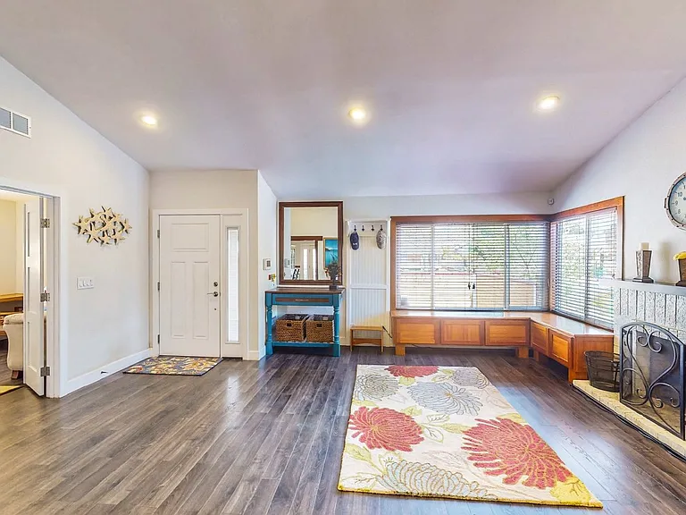 6543 Peachtree Ln — Photo 5