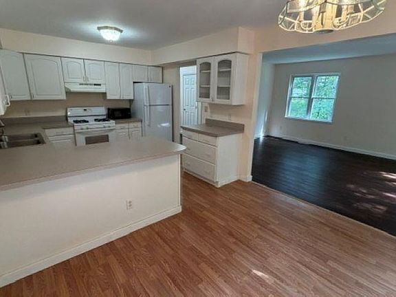 4th image of 2688 Windcrest Ln
