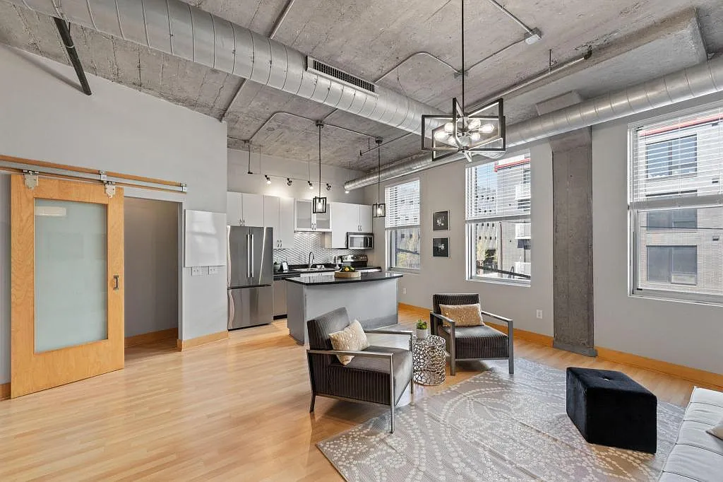 1 bed, 1.0 bath, 988 sqft, $2,150 — Photo 2