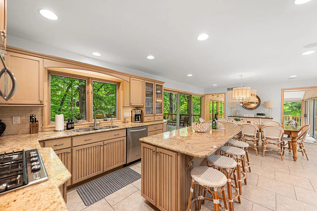 6 bed, 3080 sqft, $8,000 — Photo 3