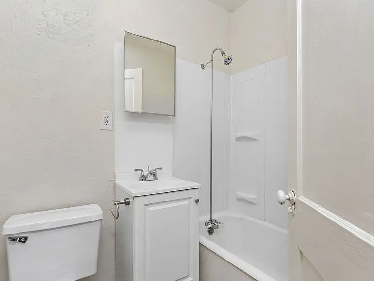 3933 Charlotte St — Photo 16
