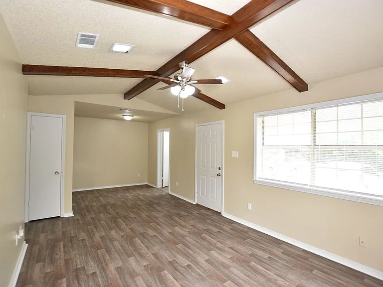 124 Carpenter Ct — Photo 13