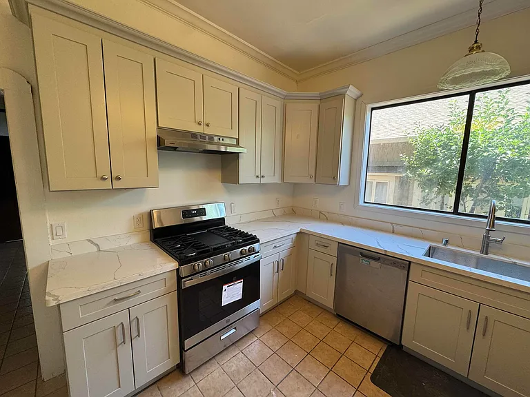 205 S 12th St #7 — Photo 2