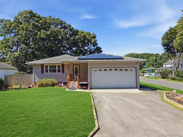 32 Edgewood Street, Mastic, NY 11950