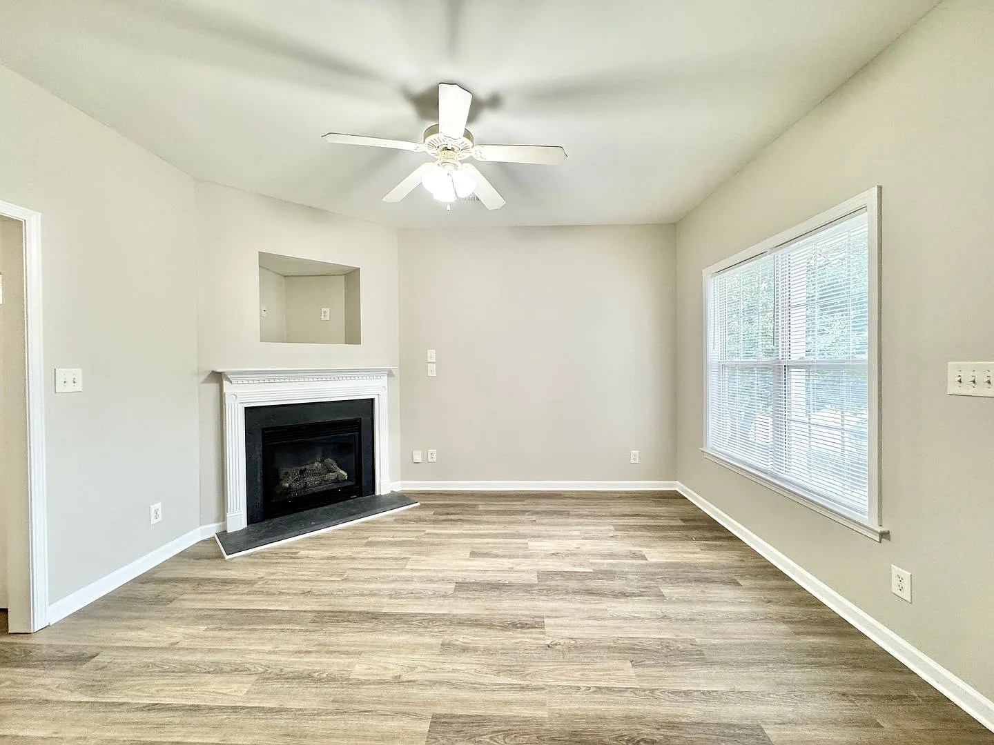 4 Bedroom Convenient to Revolution Mills — Photo 2