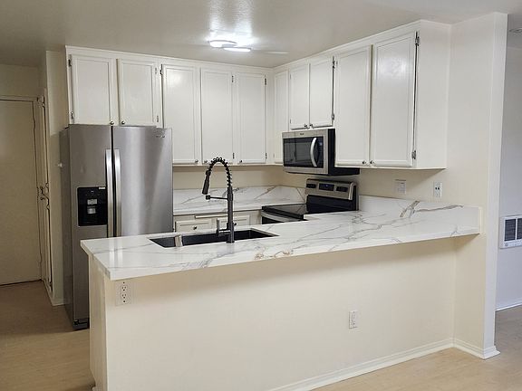 New kitchen countertop and nook.