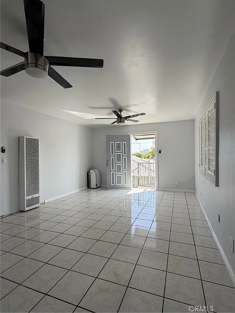 3 bed, 850 sqft, $3,400 — Photo 3