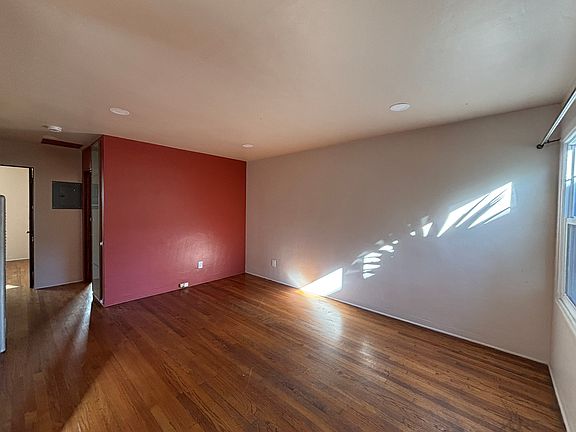 3rd image of 4945 1/2 Saratoga Ave #4945