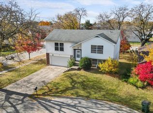 2 Oakmont Ct, Streamwood, IL 60107